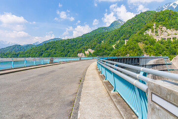 Fototapeta premium 日本の風景・初夏 立山黒部アルペンルート 黒部ダム（黒部湖）