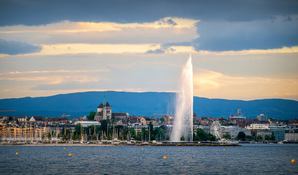 Tranquil evening panorama of Geneva with famous Jet d'Eau