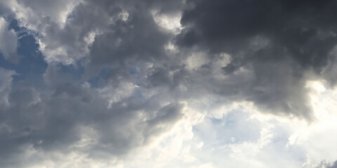 Obraz premium Dramatic storm clouds in a moody sky captured at dusk