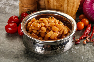 Canned beans in tomato sauce