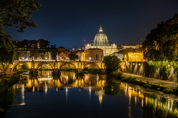 Lungotevere notturno, con sfondo il Vaticano © lucamnri