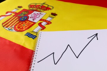Fototapeta premium Growth trend representation on a notebook beside the Spanish flag