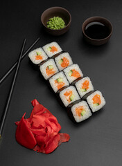 Shake maki with salmon