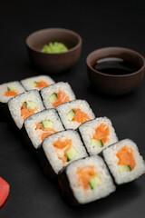 Shake maki with salmon