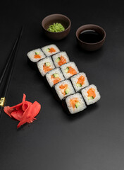 Shake maki with salmon