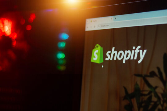 pringsewu, lampung; 06 september 2024; website page of canadian multinational e-commerce company shopify, selective monitor display