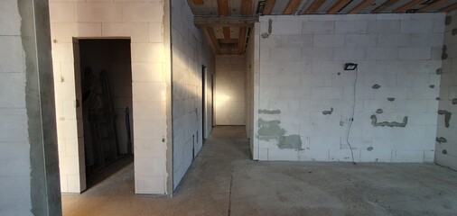 Photo of the inside of a house under construction. The wall material is gas block, the roof is wooden. High quality photo