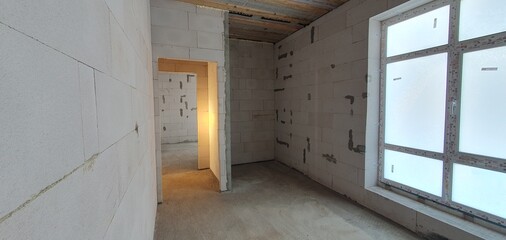 Photo of the inside of a house under construction. The wall material is gas block, the roof is wooden. High quality photo