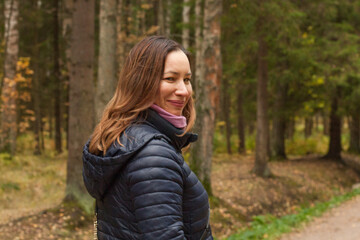 Obraz premium Healthy woman walking in autumn park outdoor on nature background, portrait