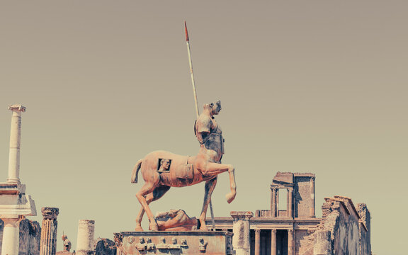 Pompeji  antike Stadt in Kampanien, Italien, Statue des Zentaurus