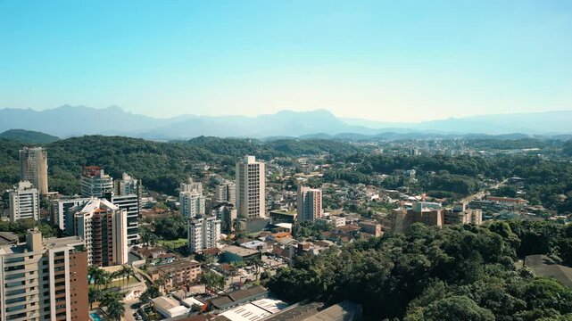 Vista a&eacute;rea de drone da cidade de Joinville com montanhas ao fundo