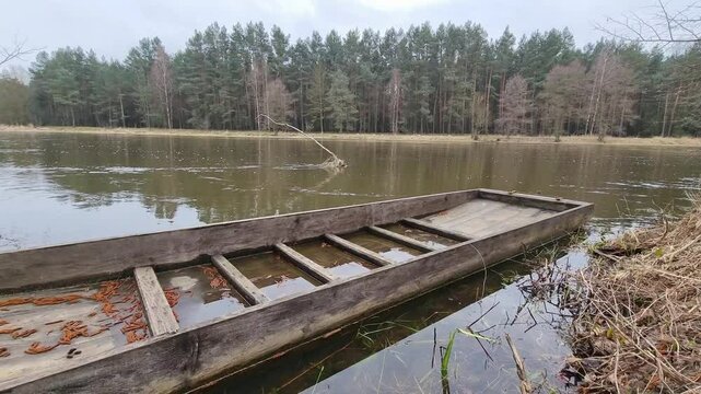 drewniana ł&oacute;dź zacumowana przy brzegu