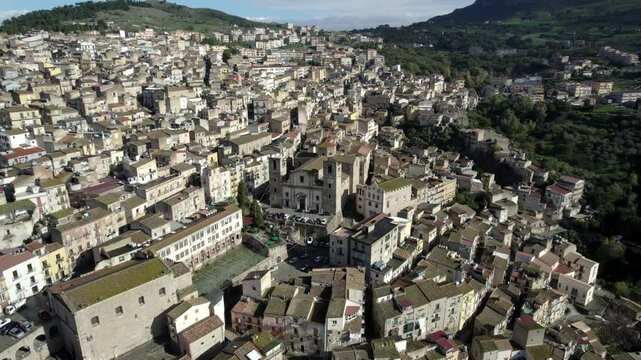 drone vista su Caccamo, Sicilia, Italia. 
