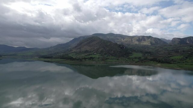 drone, vista su lago Rosamarina, Caccamo Sicilia, Italia
