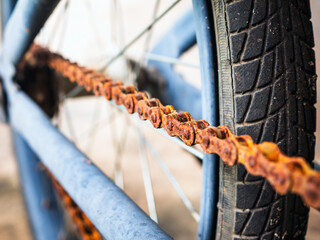 Close-up of The bicycle chain is old and rusty. rusty bicycle chain of old mini bycicle