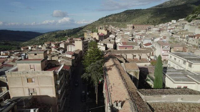 drone, vista su Collesano, Sicilia, Italia

