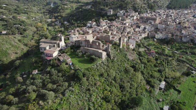 drone, vista su Collesano, Sicilia, Italia

