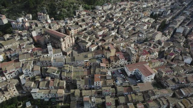 drone, vista su Collesano, Sicilia, Italia

