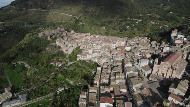 drone, vista su Collesano, Sicilia, Italia

