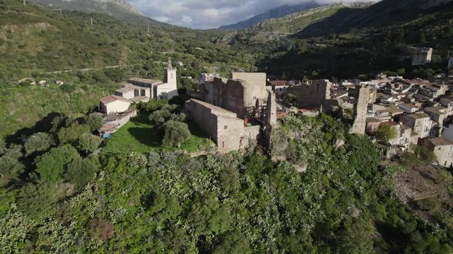drone, vista su Collesano, Sicilia, Italia

