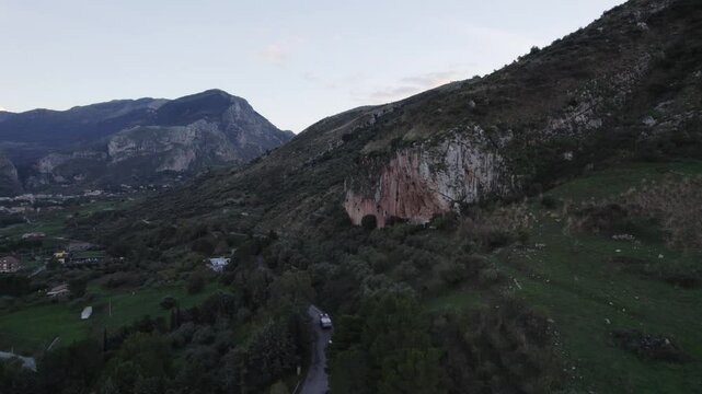drone, vista su Collesano, Sicilia, Italia

