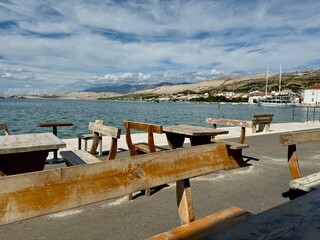 Tische im Hafen