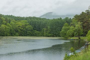 日本　長野県長野市の雨の中の飯綱湖と霧がかった飯縄山
