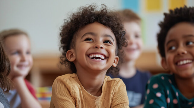 Fr&ouml;hliche, diverse Schulkinder im Unterricht. Multikulturelle Klasse, positive Lernatmosph&auml;re. Inklusion, Bildung. Authentische Interaktion. Heller Klassenraum. Lifestyle, Zukunft