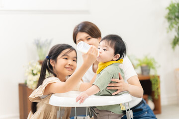 弟にミルクを与える姉