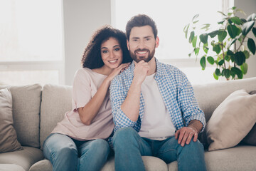 Obraz premium Photo of positive couple gir guy sit divan look in house apartment indoors