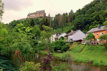 Der Fluss Our und der Ort Vianden unterhalb der Burg Vianden im Kanton Vianden im Norden vom...