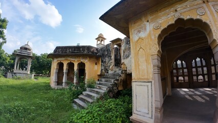 Naklejka premium Maharaniyon Ki Chhatriyan, the archaeological site features traditional funeral monuments honoring royal women of the past.