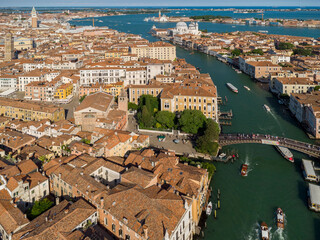 Canal Grande mit der Ponte Accademia und den Stadtteilen San Marco und Dorsoduro, Venedig, Veneto, Italien