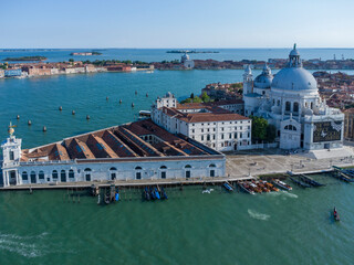 Früher Zollamt, heute Museum der Punta della Dogana dahinter die Basilica di S. Maria della Salute, am Kanal Grande, , Venedig,Veneto, Italien