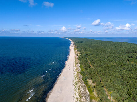 Zdjęcie lotnicze plaży nad morzem. Mierzeja Wiślana nad morzem Bałtyckim