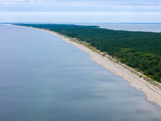 Zdjęcie lotnicze plaży nad morzem. Mierzeja Wiślana nad morzem Bałtyckim