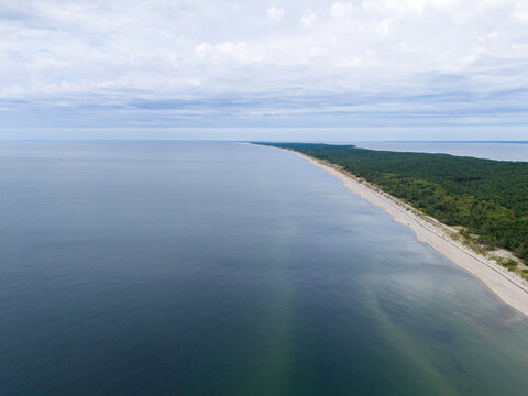 Zdjęcie lotnicze plaży nad morzem. Mierzeja Wiślana nad morzem Bałtyckim