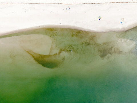 Zdjęcie lotnicze plaży nad morzem. Mierzeja Wiślana nad morzem Bałtyckim