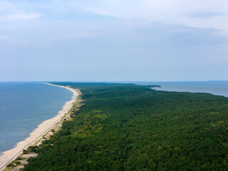 Zdjęcie lotnicze plaży nad morzem. Mierzeja Wiślana nad morzem Bałtyckim © hunter76
