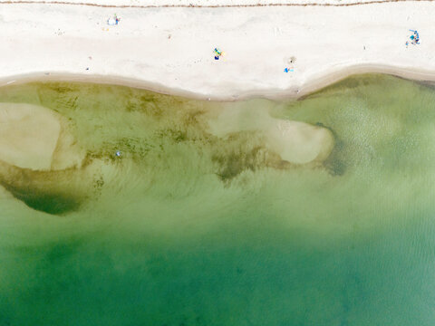 Zdjęcie lotnicze plaży nad morzem. Mierzeja Wiślana nad morzem Bałtyckim