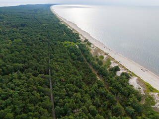 Zdjęcie lotnicze plaży nad morzem. Mierzeja Wiślana nad morzem Bałtyckim © hunter76