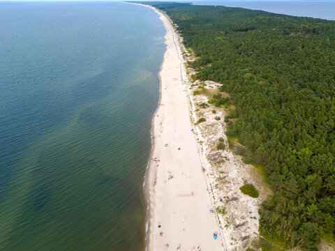 Zdjęcie lotnicze plaży nad morzem. Mierzeja Wiślana nad morzem Bałtyckim