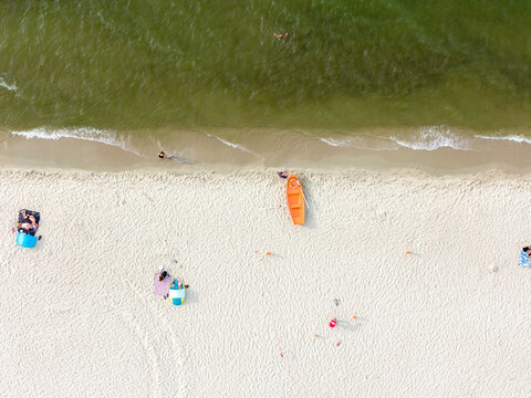 Zdjęcie lotnicze plaży nad morzem. Mierzeja Wiślana nad morzem Bałtyckim