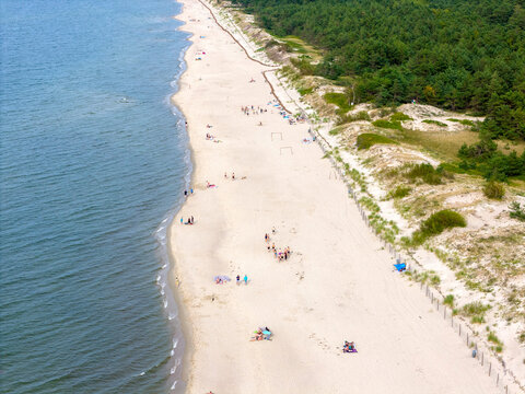 Zdjęcie lotnicze plaży nad morzem. Mierzeja Wiślana nad morzem Bałtyckim