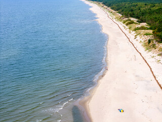 Zdjęcie lotnicze plaży nad morzem. Mierzeja Wiślana nad morzem Bałtyckim © hunter76