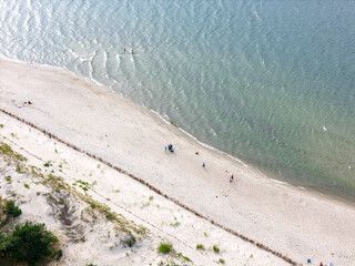 Zdjęcie lotnicze plaży nad morzem. Mierzeja Wiślana nad morzem Bałtyckim