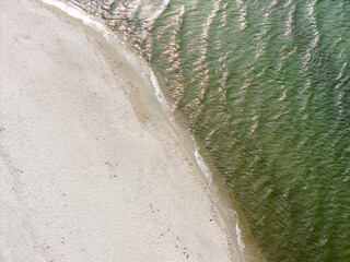 Zdjęcie lotnicze plaży nad morzem. Mierzeja Wiślana nad morzem Bałtyckim © hunter76