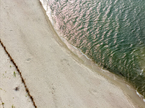 Zdjęcie lotnicze plaży nad morzem. Mierzeja Wiślana nad morzem Bałtyckim