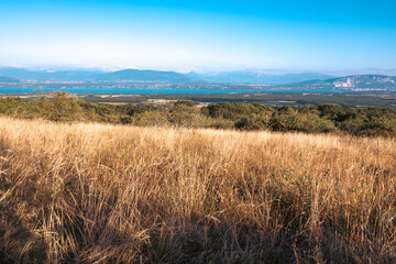 Fototapeta premium Vue sur le Mont-Blanc et les Alpes et le lac Léman depuis le mont Mourex