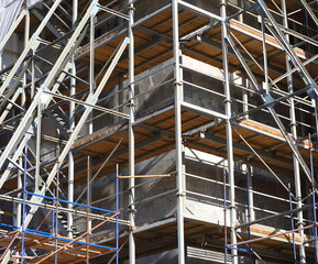 Interlacing of scaffolding at the corner of the building